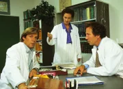 Ärzte-Besprechung : Dr. Stefan Frank (Sigmar Solbach), Anästhesistin Dr. Ruth Waldner (Dorothee Reize) und ihr Mann, Chefarzt Dr. Ulrich Waldner (Hartmut Becker).