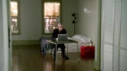 In der Wohnung des mutmaßlichen Täters, sucht Sgt. Munch (Richard Belzer) nach weiteren Beweisen für den Mord an einer jungen Frau.