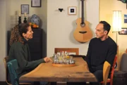 Annalena (Heidrun Gärtner) sitzt mit Mike (Harry Blank) am Tisch und kann nicht fassen, dass Mike den Seitensprung verheimlichen wollte.