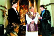 Brandtner (Gedeon Burkhard, l.) und Böck (Heinz Weixelbraun, r.) weisen Pfarrer Auer (Otto Tausig) auf die Gefahr hin, die ihm droht.