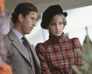 Charles und Diana - lange galten sie als Traumpaar. Doch in Wahrheit führten die beiden eine "Ehe zu dritt". Jahrelang betrog der englische Kronprinz seine Frau mit Camilla Parker-Bowles. Glamouröse Auftritte täuschten über die bittere Wahrheit hinweg. "ZDF-History" zeigt zum 25. Todestag der Prinzessin eine Dokumentation: "Diana - wie sie wirklich war".