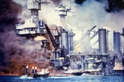 Ein Motorboot mit Matrosen kurz nach dem japanischen Luftangriff 1941 auf Pearl Harbor – vor der sinkenden 'USS West Virginia' im Hafen.