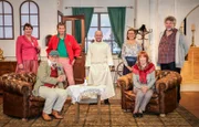 Von links (stehend): Ursula Maria Burkhart (Rolle: Christine Wurzelbacher), Sepp Daser (Rolle: Josef Wurzelbacher), Moritz Katzmair (Rolle: Pfarrer Gabriel Gottwald), Julia Urban (Rolle: Elisabeth Bachler), Dieter Fischer (Rolle: Ludwig Bruckmeier). Sitzend, von links: Winfried Hübner (Rolle: Rudi Drexler) und Heide Ackermann (Rolle: Martha Heiß).