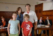Geschlossener Auftritt von Susannes (Elisabeth Lanz, 3. von links) "neuer Familie" beim Scheidungstermin vor Gericht: Christoph (Sven Martinek, 3. von rechts), Rebecca (Elisabeth Böhm, 2. von links) und Jonas (Ludwig Zimmeck, 4. von rechts) bezeugen, dass Susannes Ehe mit Klaus (Horst-Günter Marx, rechts) am Ende ist. Im Hintergrund Susannes Anwältin Dr. Loeser (Adelheid Kleineidam, links) sowie der Anwalt von Klaus Mertens (Olaf Burmeister, 2. von rechts).