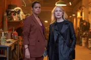 Sara Beckham (Lydia West, l.); Cornelia Gray (Patricia Clarkson, r.)