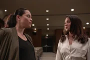Lopez (Alyssa Diaz, l.) Ermittlungen in einem Mordfall führen sie zu Sandra de la Cruz alias "La Fiera" (Camille Guaty, r.). Als Lopez erfahren will, weshalb die berüchtigte Drogenbaronin in Los Angeles aufgetaucht ist, nimmt das Gespräch eine katastrophale Wendung.