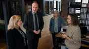 Gute Arbeit: Die Anwälte Isabel von Brede (Sabine Postel, li.) und Markus Gellert (Herbert Knaup, 2.v.l.) loben ihre Assistentinnen Marion von Brede (Marie Anne Fliegel, mi.) und Charlie Runge (Mathilde Bundschuh, re.).
