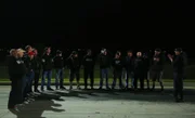 Die Stimmung scheint gut zu sein, während Big Chief und die anderen 405-Fahrer die heutigen Aufgaben bei der Fahrerbesprechung durchgehen.