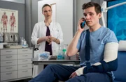 Thorben Trampert (Frederik Bott, r.) wird von Julia (Mirka Pigulla, l.) untersucht, bis sein Handy klingelt ...