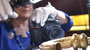 Archäologin Barbara Armbruster untersucht die Goldschmiedekunst der Kelten am goldenen Torque von Mailly-Le-Camp.