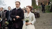 Outlander – Die Highland-Saga Staffel 5 Folge 1 Ein Freudentag in Fraser’s Ridge: David Berry (2.v.l.) als Lord John Grey, Sam Heughan als Jamie Fraser, Sophie Skelton als Brianna Randall Fraser.
