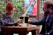 Áine (Elva Trill) und Lloyd (Stephen Jones) liefern sich beim Trinken einen Wettbewerb unter dem Motto "Teile das E".