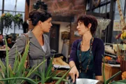 ARD ROTE ROSEN FOLGE 1124, Merle (Anja Franke, r.) erzählt Anne (Caroline Kiesewetter, l.) von ihren Zweifeln bezüglich Jan Dieck.