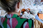 Greta (Laura Osswald, v.l.) ist entsetzt, als sie Miro (Pablo Sprungala, h.l.) mit Lale (Yeliz Simsek, h.r.) in scheinbar eindeutiger Situation im Bett erwischt.