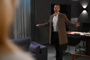 Isabelle ist ausgebremst, als Kilian (Marc Dumitru) ihr das neue Prunkwerk vorenthält.
