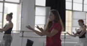 Tanz als Heilung: Thea choreografiert ein Stück, mit dem sie das Trauma ihrer Vergewaltigung verarbeiten will.