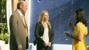 Det. Frank Tripp (Rex Linn) und Calleigh (Emily Procter, M.) befragen Jenna York (Aimie Alexander) zu den Lebensumständen des Opfers.