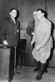 Hermann Göring nach einer Vernehmung: links der amerikanische Gerichtspsychologe Gustave M. Gilbert.