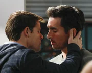 Emmett Dixon (Lachlan Buchanan, l.); Travis Montgomery (Jay Hayden, r.)