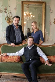 Chefinspektor Sascha Bergmann (Hary Prinz, li.) und seine Kollegin Anni Sulmtaler (Anna Unterberger, re.) befragen Otto von Glanzberg (Tobias Moretti, Mitte).