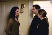 Christopher (David Sutcliffe, M.) und seine Freundin Sherry (Mädchen Amick, r.) kommen nach Stars Hollow und während sich Sherry nur für Rory interessiert, nimmt Lorelai (Lauren Graham, l.) Christopher mit zum Freitags-Dinner bei ihren Eltern. Ist das wirklich eine gute Idee?
