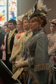 Agnes van Rhijn (Christine Baranski, re.)