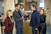 Anna (Jeanette Biedermann, l.) ist fassungslos, als Katja (Karolina Lodyga, r.) gegenüber Armin (Rainer Will, 2.v.r.) ihre Intrige weiterspinnt und behauptet, dass Jannick (Mike Adler, 2.v.l.) erneut versucht hat, sich an sie ranzumachen.
