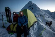 Nadine Wallner und Stefan Häusl übernachten im Zelt, um am nächsten Tag bei Sonnenaufgang am Gipfel zu stehen. Im Hintergrund sieht man schon die Abfahrt fuer den kommenden Tag, den Albonakopf.