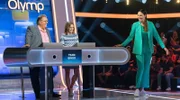 Quizmasterin Esther Sedlaczek (r.) mit den Kandidat:innen desTeams "Bingo": Michael Thürnau (Moderator, l.) und Jule Gölsdorf (Moderatorin, M.).