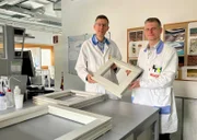 Dr. Albert Rössler (links) und Rudolf Kamaun (rechts) von der Firma „Adler Lacke“ in Schwaz entwickeln neuartige, intelligente Holz-Lacke, die sich unter anderem bei Beschädigung selbst heilen, oder feuerabweisend sind.