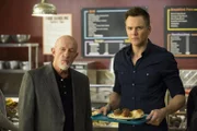 Jeff (Joel McHale, r.) als Professor? Sein neuer Kollege Professor Hickey (Jonathan Banks, l.) versucht, ihm dabei zu helfen, sich in seine neue Rolle hineinzufinden ...