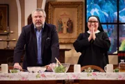 Als seine Tochter Gloria ins Kloster gehen will, wird es Sternekoch Andreas Reitmeier zu viel. Er verschwindet von der Bildfläche und mietet sich inkognito in einem Frauenkloster ein, um mit allen Mitteln zu verhindern, dass seine Gloria dort die Profess ablegt. Ein Leben in Armut, Keuschheit und Gehorsam? Ausgeschlossen! Er hat völlig andere Pläne mit ihr! Von links: Sternekoch Andreas Reitmeier (Dieter Fischer) und Schwester Maria (Ursula Maria Burkhart).