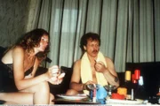 Werner Pinzner mit Ehefrau im Wohnzimmer.