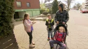 Dreifach-Mama Natascha hat beschlossen, sich für einen Nebenjob zu bewerben. Mit festem Willen und begleitet von ihren Kindern macht sie sich auf den Weg.
