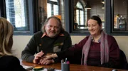 Der Chemiearbeiter Michal Bielski (Tomek Nowicki, li.) will auf Wiedereinstellung klagen. Seine Frau Ania Bielski (Agnieszka Salamon, re.) unterstützt ihn.