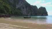 Auf Ko Muk fallen schroffe Felshänge steil ins grünblaue Meer hinab.
