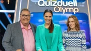 Quizmasterin Esther Sedlaczek (M.) mit den Kandidat:innen des Teams "Bingo": Michael Thürnau (Moderator, l.) und Jule Gölsdorf (Moderatorin, r.).