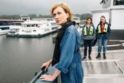 Die Binnenschifffahrtskapitänin Deborah Brügge (Friederike Wagner, l.) berichtet den Kommissarinnen Lilly Funke (Tatjana Kästel, M.) und Amira Mahdi (Aylin Ravanyar, r.), dass ihr ermordeter Freund sie bei einem Schiffsunfall mit einer Falschaussage schützte. Warum hat sie das erst jetzt zugegeben?