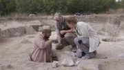 Zusammen mit Studierenden untersucht Professor Thomas Stöllner die Siedlungsspuren der Goldmachergesellschaft in Sakdrissi, Georgien, der ältesten Goldmine der Welt.