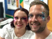Buenos Aires in Argentinien. Famulant Tobias Hack und Sous-Chefin Steffi Gehrlein wollen sich heute den Argentinischen Karneval anschauen und eine Murga Gruppe, eine Karnevals Formation, begleiten.