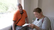 Monika fliegt aus ihrer Wohnung. Ihr Ex Stefan hilft ihr in dieser Situation.