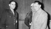 Hermann Göring nach einer Vernehmung: links der amerikanische Gerichtspsychologe Gustave M. Gilbert.