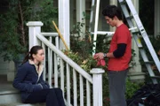 Nachdem Dean Rory (Alexis Bledel, l.) darauf aufmerksam gemacht hat, dass sie sein Armband verloren hat, beginnt diese überall in der Stadt danach zu suchen. Weiß Jess (Milo Ventimiglia, r.) mehr über den Verbleib des Armbandes, als er zugibt?