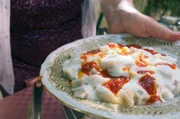 In Istanbul bereitet Aylin einen türkischen Klassiker zu: Kalbfleisch-Ravioli mit Joghurt und Tomaten.