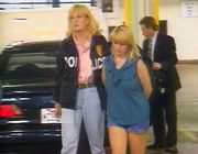 Darlie Routier wird von der Polizei abgeführt. Experten konnten beweisen, dass sie ihre beiden Söhne erstochen hat.