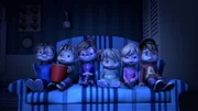 Film ab! (V.l.) Simon, Theodore, Jeanette, Theodore, Brittany und Alvin schauen sich einen gruseligen Film an. Nicht, dass dieser noch Wirklichkeit wird?  +++