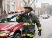 Chicago Fire Ein Blick ist nur ein Blick - Viral Staffel 1, Episode 16 Muss eine brenzlige Situation managen: Eamonn Walker als Chief Boden