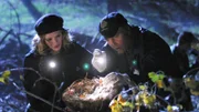 Ornithologen haben eine Krähe entdeckt, in deren Schnabel ein offenbar menschliches Auge steckte. Catherine und Grissom vermuten, dass die dazugehörige Leiche auf der städtischen Müllhalde zu finden ist.