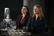Lena Luthor (Katie McGrath, l.); Kara alias Supergirl (Melissa Benoist, r.)