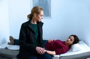 Dr. Vanessa Seidel (Sophie von Kessel, l.) tröstet Esther Levy (Danielle Barkay, r.), nachdem sie die schockierende Nachricht erhalten hat, dass die Chefin der Arztpraxis ermordet wurde.